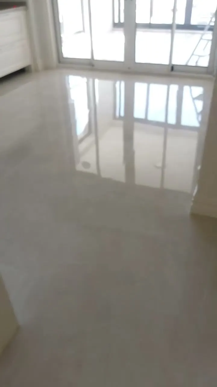 Taşınmadan önce elden geçirilen geniş bir dairede salon, mutfak, banyo ve koridorun son hâli.