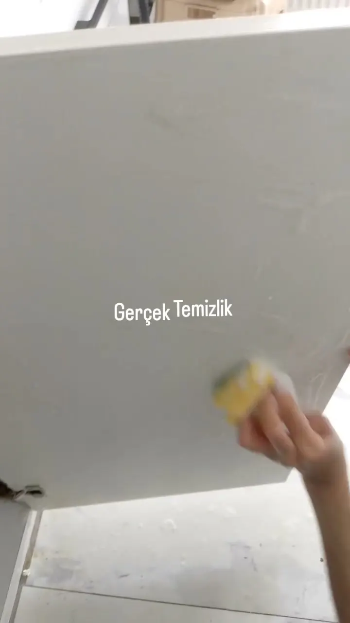 Dolap kapaklarındaki leke ve izlerin süngerle tek tek alınması.