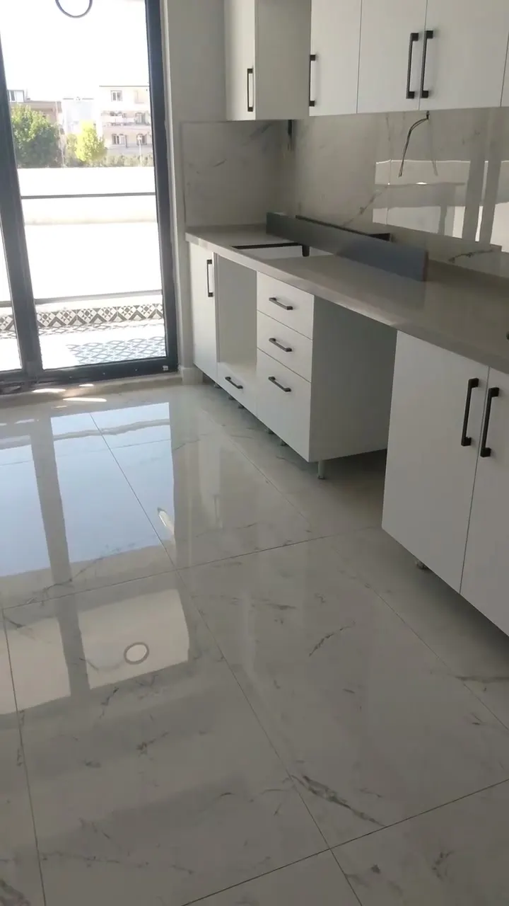 Yeni yapılan bir dairede ambalaj, toz ve boya artıkları toplanmadan önceki hâl ile teslimden önceki son hâl.