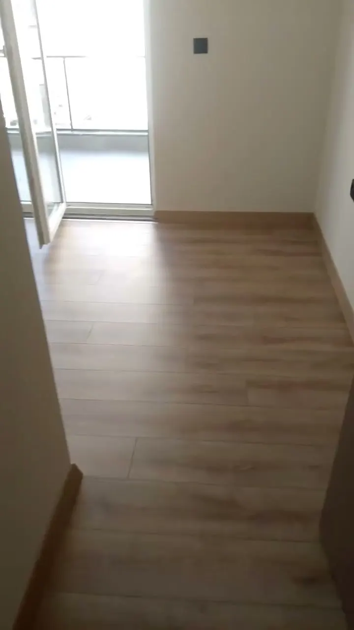Anahtar tesliminden önce zeminleri, banyosu ve mutfak tezgâhı elden geçirilen sıfır daire.